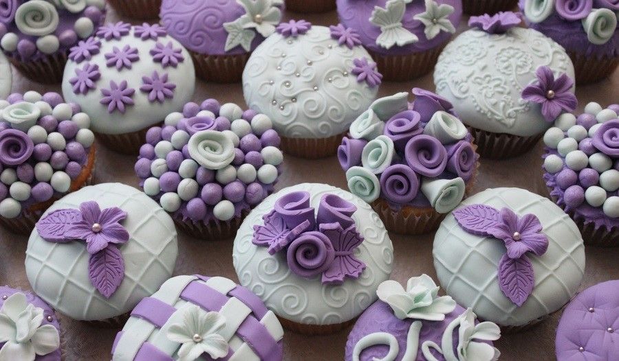 900_7941880Vt5_purple-amp-light-green-cupcakes.jpg.f99ddad2b8b2aacaf8e731fa0af8baef.jpg